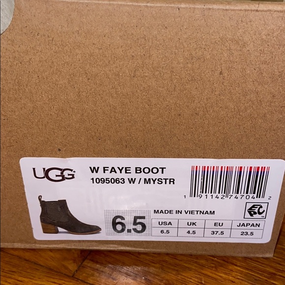 Never worn: Women’s UGG boot - Picture 5 of 6
